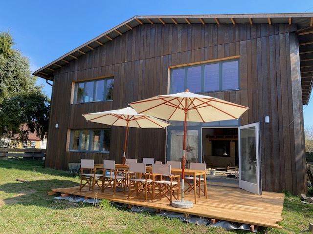Außenansicht mit Terrasse